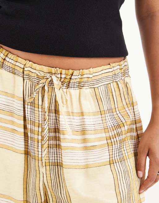 ASOS DESIGN Curve satin city-shorts i gul rutigt set, 5 av 5