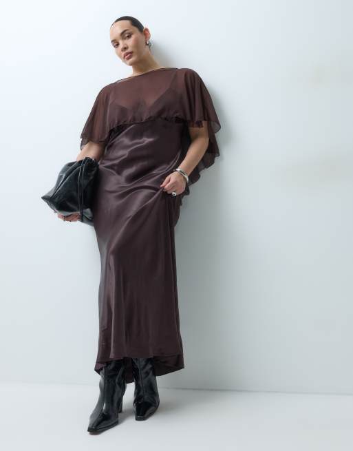 ASOS DESIGN Curve satin maxikjole med kappe-lag i chokoladebrun, 2 af 5