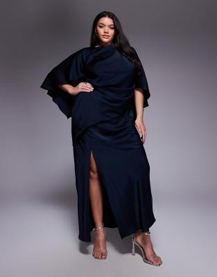 ASOS DESIGN Curve - Satin-Maxikleid in Marineblau mit gerüschten Cape-Ärmeln, Rückenausschnitt und hohem Schlitz-Bunt