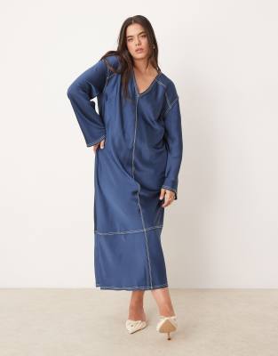 ASOS DESIGN Curve - Satin-Midikleid in Jeansblau mit V-Ausschnitt und Kontrastnaht in Cremeweiß