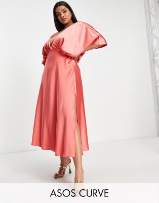 ASOS DESIGN Curve - Satin-Midikleid in Koralle mit Fledermausärmeln und Vorderseite in Wickeloptik-Rosa