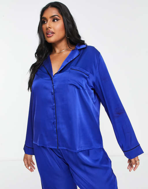 ASOS DESIGN Curve – Satin-Pyjama mit Hemd und Hose in kräftigem Blau mit kontrastierender Paspelierung, 4 von 4