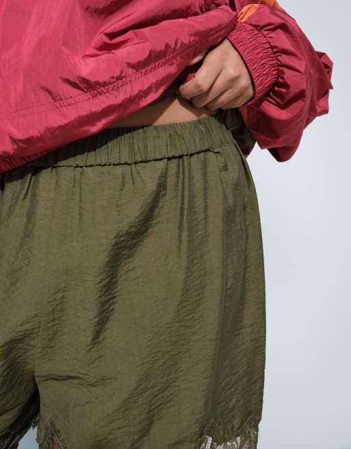 ASOS DESIGN Curve – Satin-Shorts in Khaki mit Spitzenborte, 3 von 9
