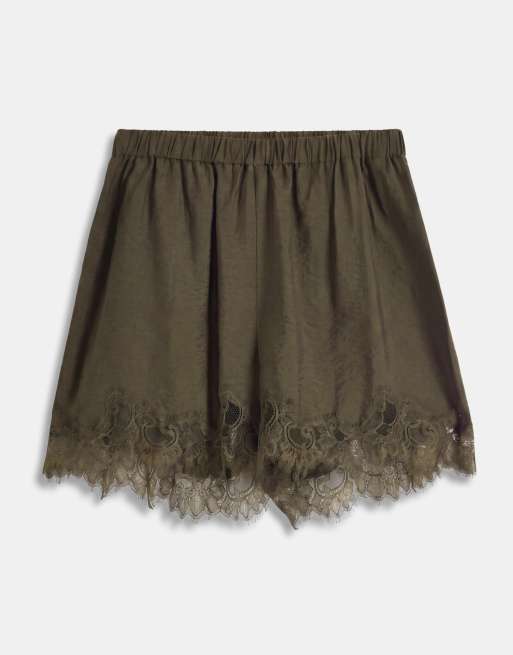 ASOS DESIGN Curve – Satin-Shorts in Khaki mit Spitzenborte, 7 von 9