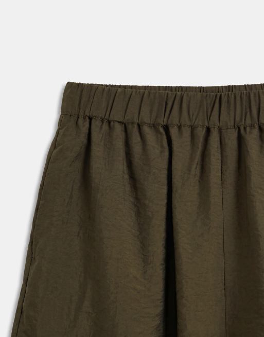 ASOS DESIGN Curve – Satin-Shorts in Khaki mit Spitzenborte, 9 von 9