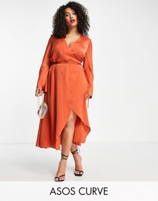 ASOS DESIGN Curve - Satin-Wickelkleid in Ingwerrot mit asymmetrischem Schnitt und Taillenschnürung-Kupfer