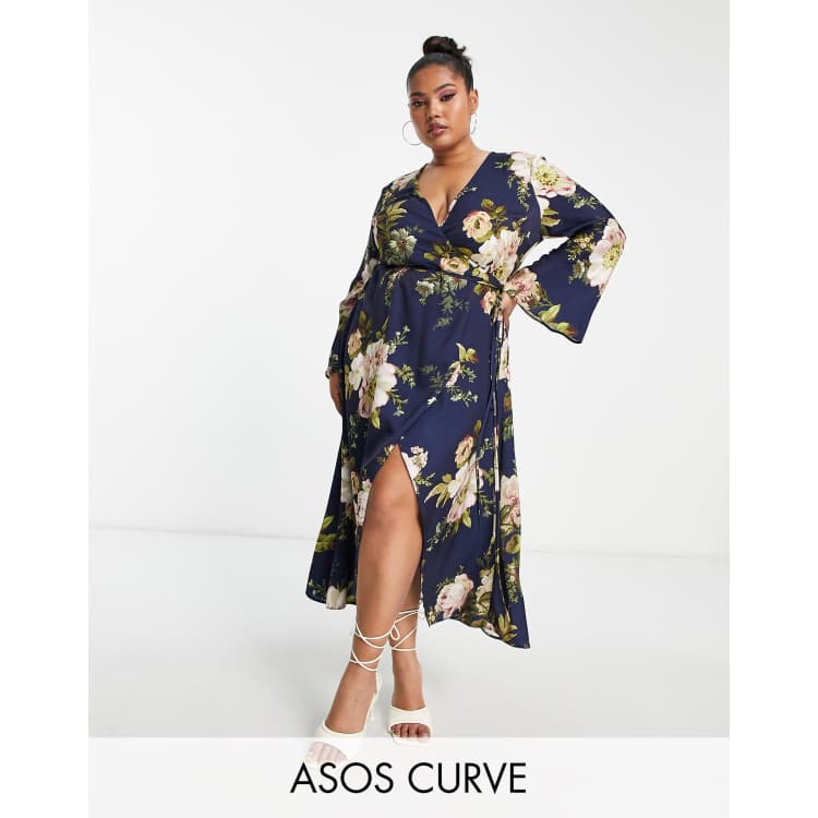 ASOS DESIGN Curve Satin Wickelkleid in Marineblau mit asymmetrischem Schnitt Bindegurtel und Blumenmuster ASOS