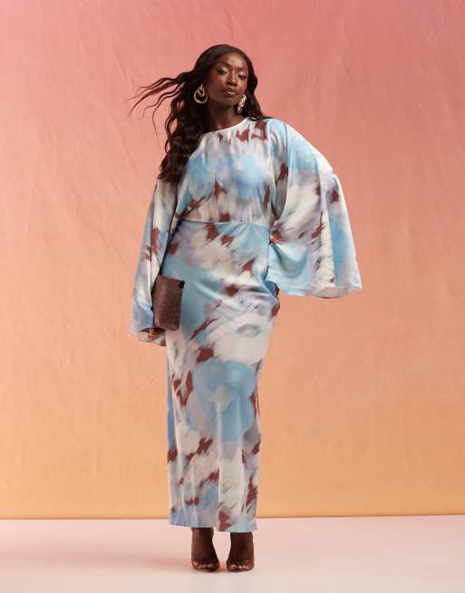 ASOS DESIGN Curve – Satynowa sukienka maxi ze skosu z nietoperzowymi rękawami w rozmyty kwiatowy wzór
