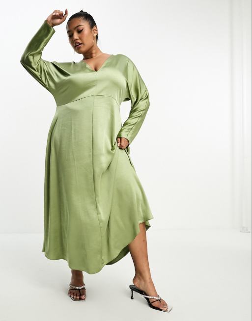 ASOS DESIGN Curve – Satynowa sukienka midi w kolorze khaki z długim rękawem i dekoltem w kształcie litery V