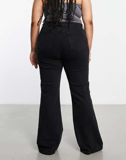 ASOS DESIGN Curve – Schlagjeans in verwaschenem Schwarz mit mittelhohem Bund, 2 von 4
