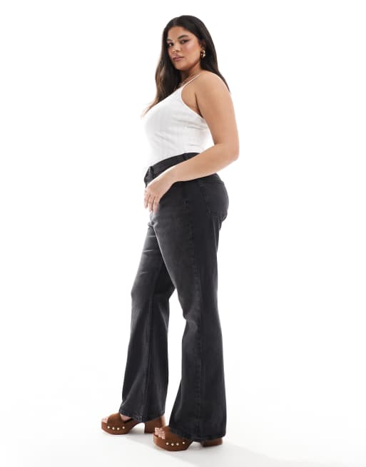 ASOS DESIGN Curve – Schlagjeans in verwaschenem Schwarz mit mittelhohem Bund, 3 von 5