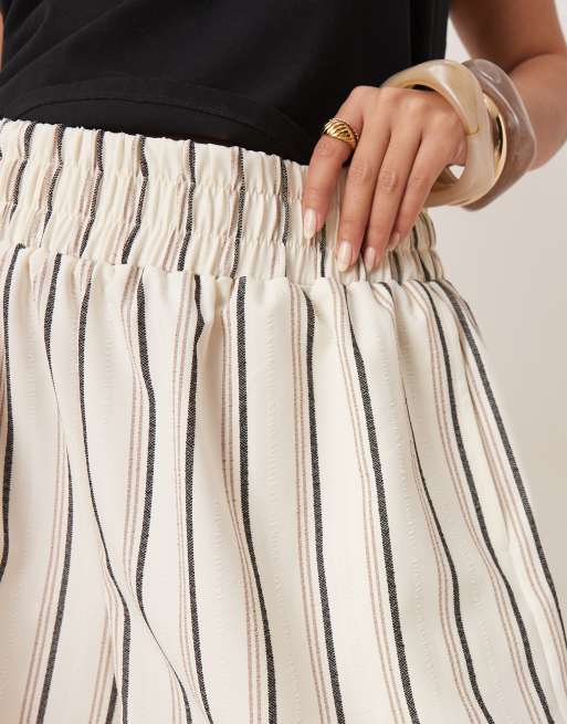 ASOS DESIGN Curve – Schlupf-Shorts mit braunen Streifen, 3 von 4