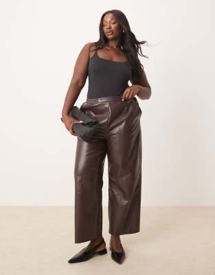 ASOS DESIGN Curve - Schlupfhose aus Kunstleder in Kroko-Braun mit abgerundetem Beinschnitt