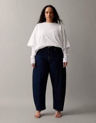 ASOS DESIGN Curve - Schmal geschnittene Barrel-Leg-Jeans in kräftiger Rinse-Waschung-Marineblau