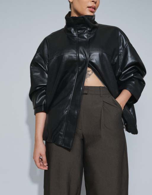 ASOS DESIGN Curve schmal geschnittene, gürtelförmige Balloon-Barrel-Hose in Braun mit Schimmer, 4 von 5