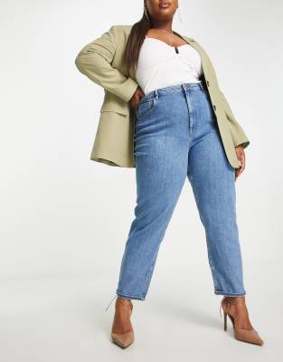 ASOS DESIGN Curve - Schmal geschnittene Mom-Jeans in Mittelblau