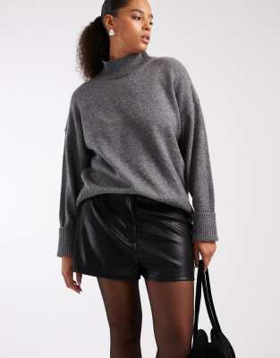 ASOS DESIGN Curve - Schmal geschnittene Shorts aus Kunstleder in Schwarz