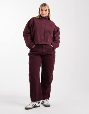 ASOS DESIGN Curve - Schmale Jeans in Burgunderrot mit abgerundetem Beinschnitt, Kombiteil
