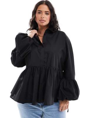 ASOS DESIGN Curve - Schößchenbluse in Schwarz mit tief angesetzter Taille