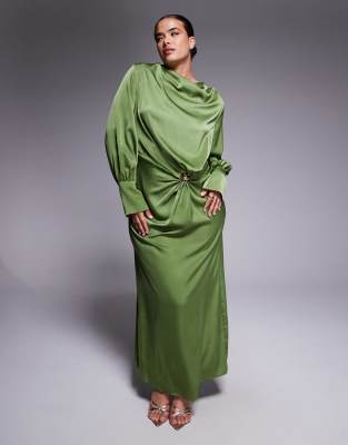 ASOS DESIGN Curve - Schräg geschnittenes Maxikleid aus Satin in Olivgrün mit verdrehter Vorderseite und goldfarbenem Met...