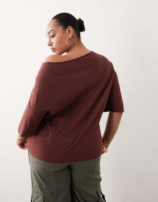 ASOS DESIGN Curve – Schulterfreies, lockeres Oversize-Sweatshirt in Schokobraun, 4 von 4