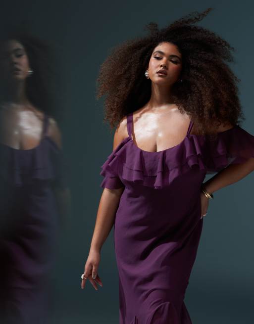 ASOS DESIGN Curve Schulterfreies Maxikleid in Aubergine mit asymmetrischen Godetfalten und Ruschen