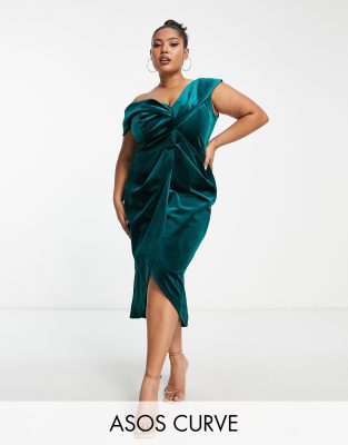 ASOS DESIGN Curve - Schulterfreies Midi-Wickelkleid aus Samt in Waldgrün mit verdrehter Vorderseite