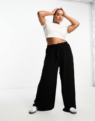 ASOS DESIGN Curve - Schwarze Hose mit weitem Bein und Bindegürtel