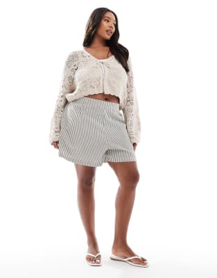 ASOS DESIGN Curve – Schwingende, texturierte Shorts mit schwarz-weißen Streifen und elastischem Bund - view 1