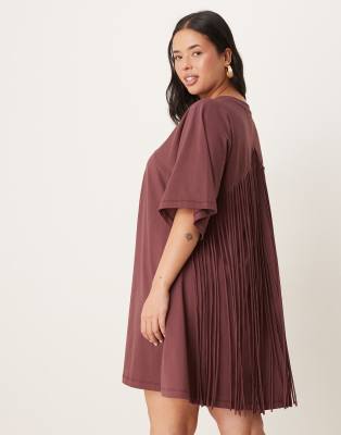 ASOS DESIGN Curve - Schwingendes T-Shirt-Minikleid in Schokobraun mit Fransendetails hinten