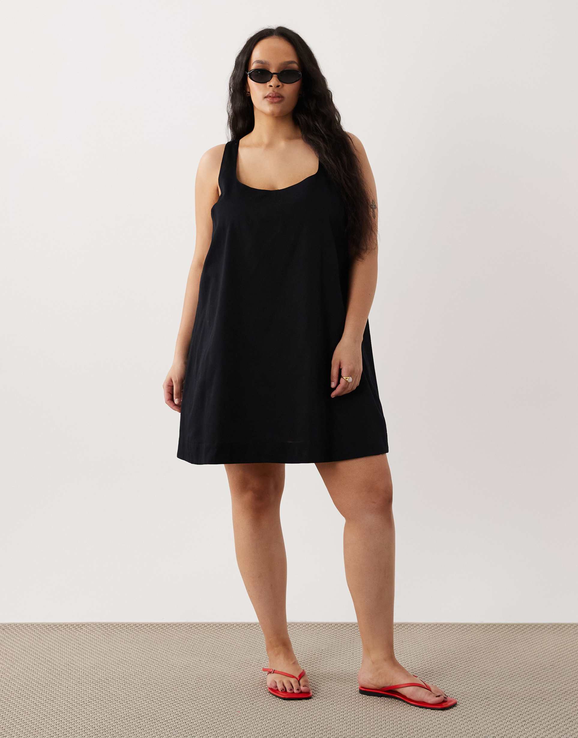 asos design curve scoop neck shift mini dress in black