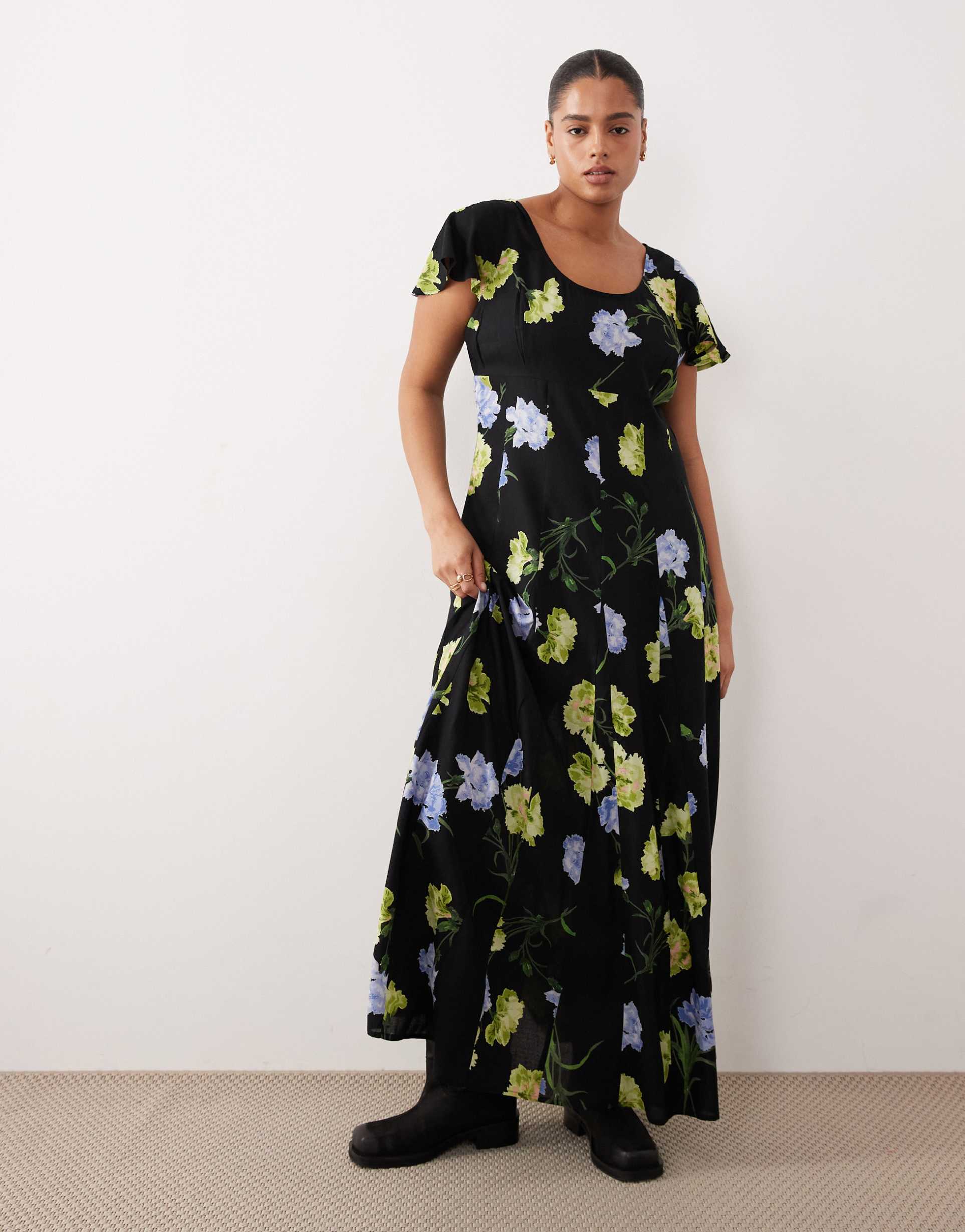 asos design curve scoop neck short sleeve maxi dress with godets in floral print