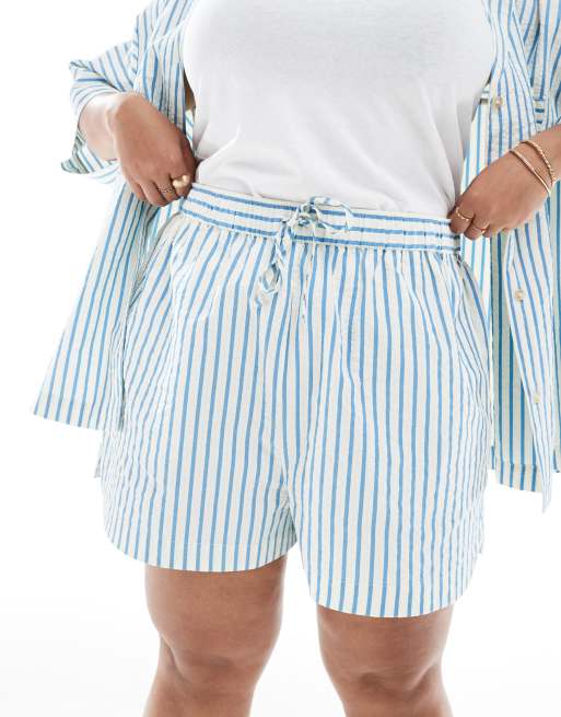 ASOS DESIGN Curve seersucker pull on boxer shorts co-ord in blue stripe, 3 of 4