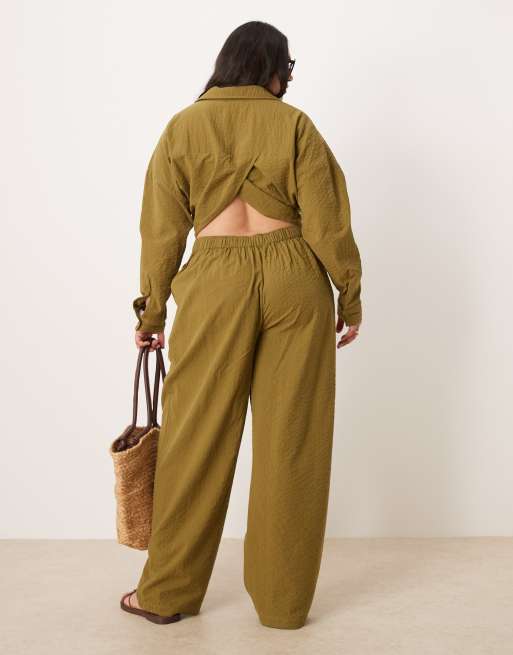 ASOS DESIGN Curve seersucker relaxed pull on trousers co-ord in olive, 3 of 4