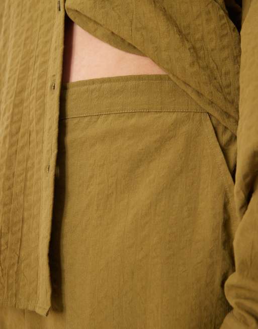ASOS DESIGN Curve seersucker relaxed pull on trousers co-ord in olive, 4 of 4
