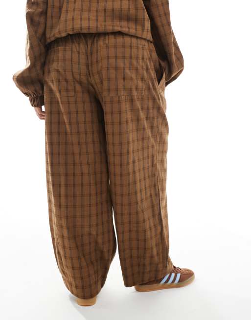 ASOS DESIGN Curve - Sennepsgule og teksturerede pull-on-bukser med tøndeformede ben, sømdetaljer og tern - Del af sæt, 4 af 5
