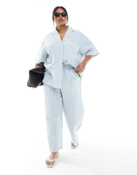 ASOS DESIGN Curve – Set aus Seersucker in gestreiftem Blau, aus Hemdbluse, Boxershorts und Barrel-Hose - view 1
