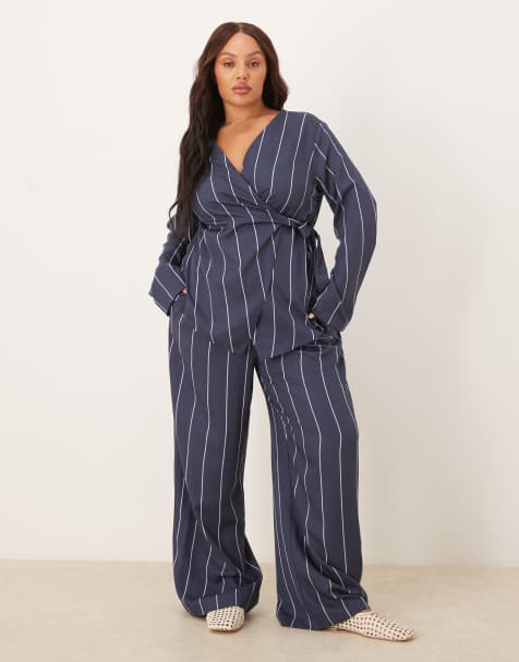 ASOS DESIGN Curve – Set mit blauen Streifen bestehend aus Oberteil mit Wickeldetail vorne und Hose - view 1