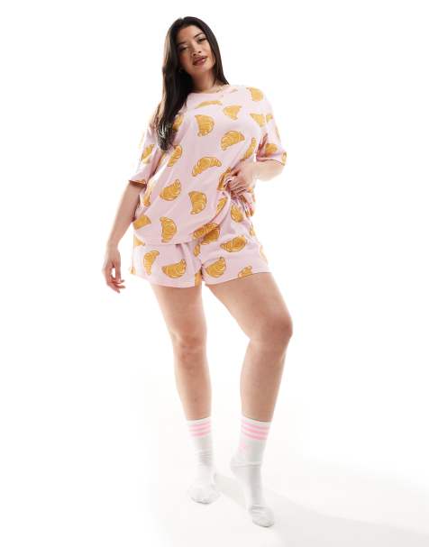 ASOS DESIGN Curve - Set pigiama oversize rosa con stampa di croissant con pantaloncini e t-shirt - view 1