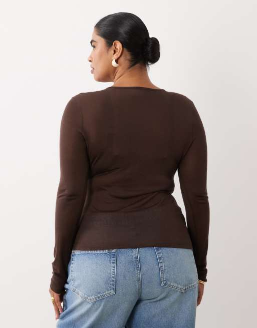 ASOS DESIGN Curve sheer knitted soft touch ruched side top in chocolate, 4 of 4
