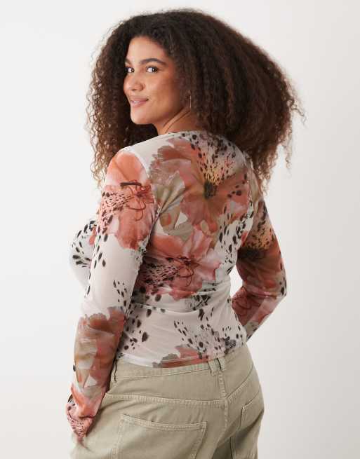 ASOS DESIGN Curve sheer mesh flare long sleeve top in spotted floral, 4 of 4
