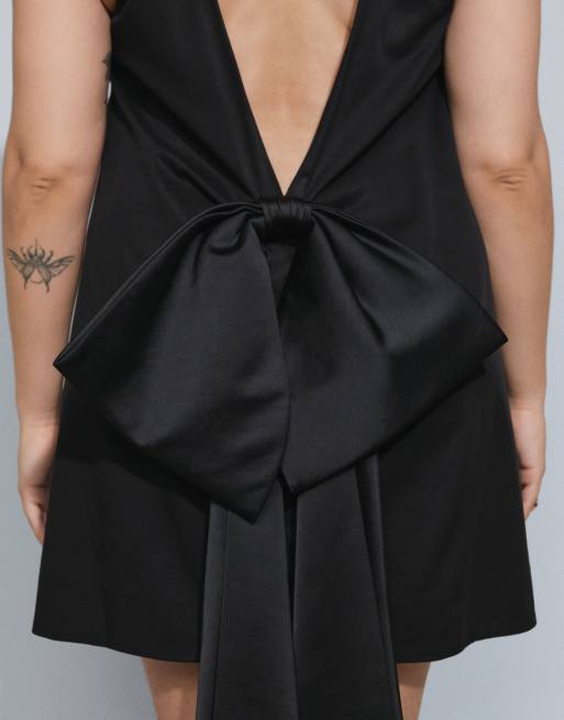 ASOS DESIGN Curve shift minikjole med slidsudskæring og sløjfe i ryggen i sort, 3 af 4