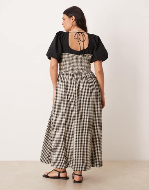 ASOS DESIGN Curve shirred bodice maxi dress with puff sleeve in mono gingham, 2 of 4