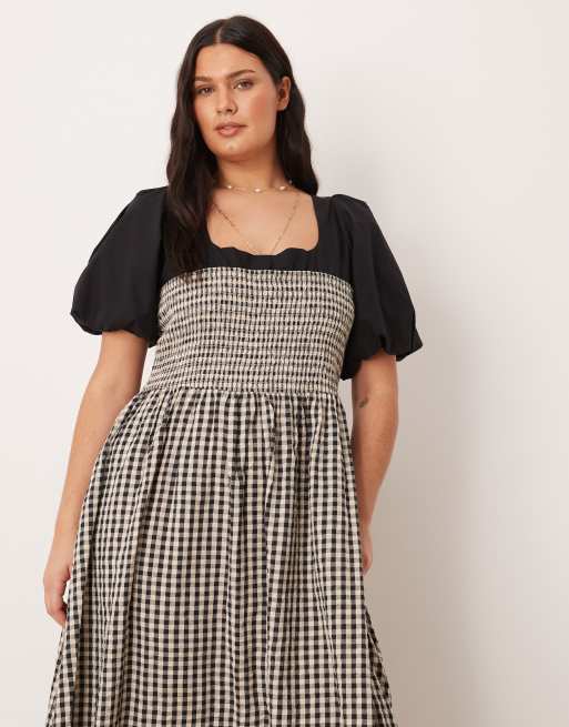 ASOS DESIGN Curve shirred bodice maxi dress with puff sleeve in mono gingham, 4 of 4