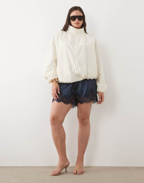 ASOS DESIGN Curve - Short en satin bordé de dentelle avec cordon de serrage à la taille - Bleu marine - view 1