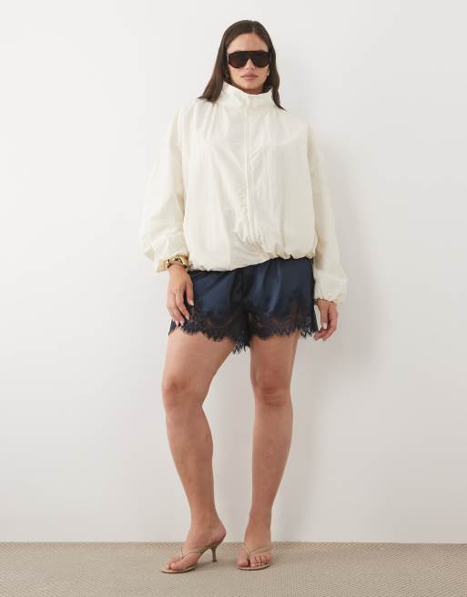 ASOS DESIGN Curve - Short en satin bordé de dentelle avec cordon de serrage à la taille - Bleu marine