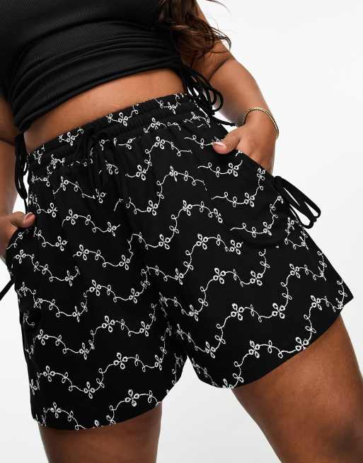 ASOS DESIGN Curve - Short met broderie en zakken met strik in zwart/wit