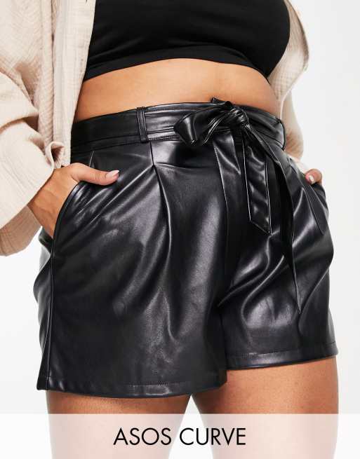 ASOS DESIGN Curve - Short met leerlook en taille met plooirand in zwart