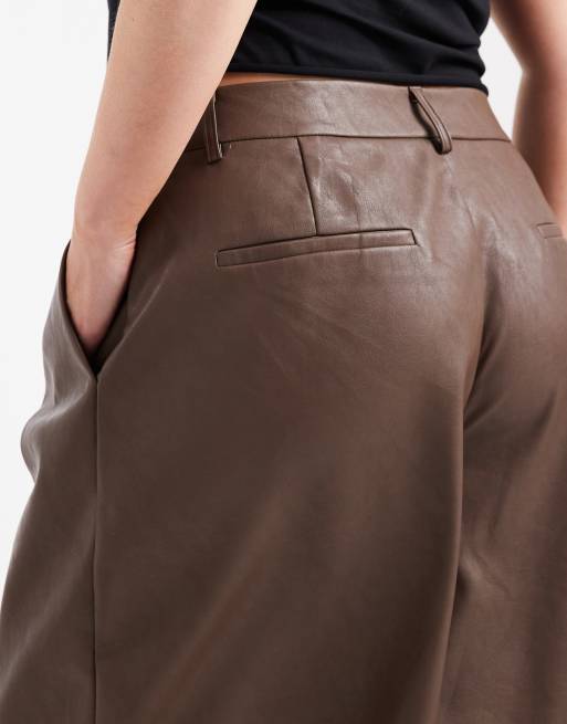 ASOS DESIGN Curve - Short safari long en similicuir avec pinces à l'avant - Marron, 3 de 5