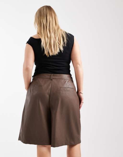 ASOS DESIGN Curve - Short safari long en similicuir avec pinces à l'avant - Marron, 4 de 5